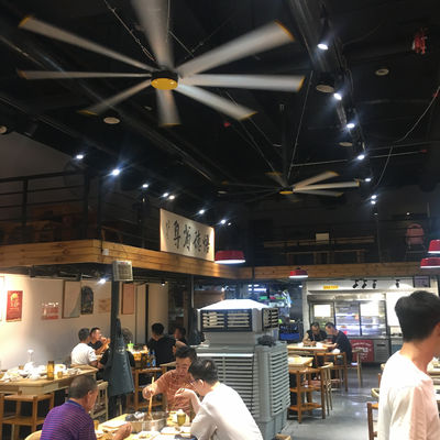 Un buen precio. Cuchillas de aleación Al-Mg 2.4m 8FT PMSM ventiladores HVLS para refrigeración de aire en restaurantes y patios de comida en línea