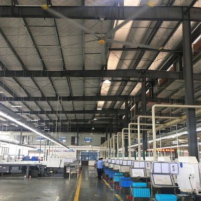 Un buen precio. 6Un ventilador de techo industrial de.1m con 6 cuchillas de aluminio mejora el flujo de aire en las tiendas de ropa en línea