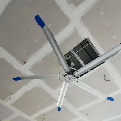 Un buen precio. Aplicación de ventilador de techo industrial HVLS grande en el centro deportivo de baloncesto interior en línea
